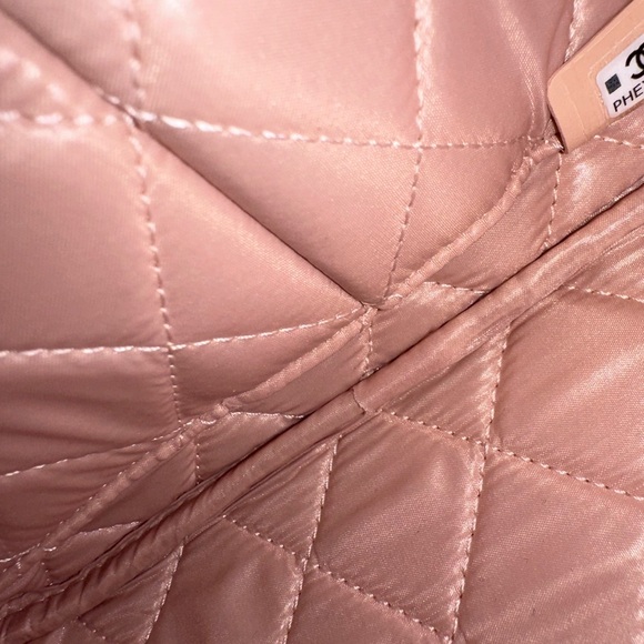 Chanel Caviar Leather Curved Classic Case in Blush - Picture 13 of 16